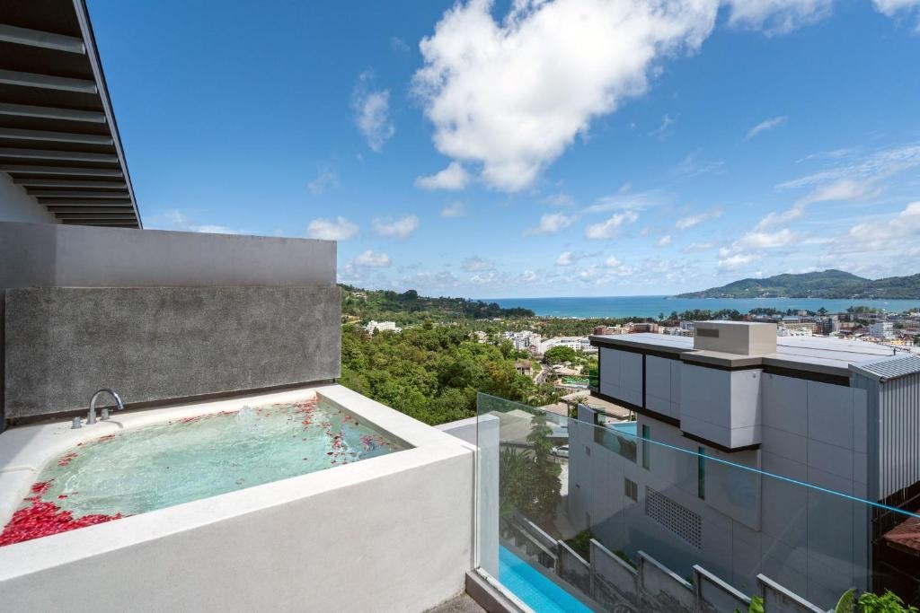 هتل پاتونگ بی هیل ریزورت و اسپا پوکت